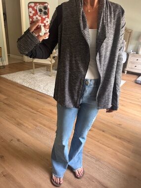 Lululemon black and white side zip jacket. Size 8.